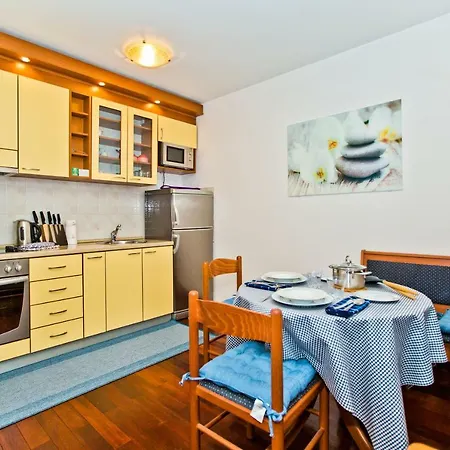 Leana Apartment *